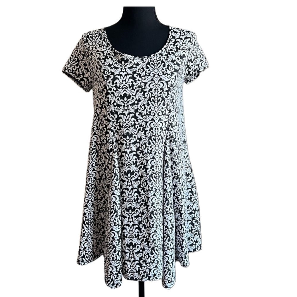 Maurices Chic Black and White Patterned flowy A-Line Dress Size Small